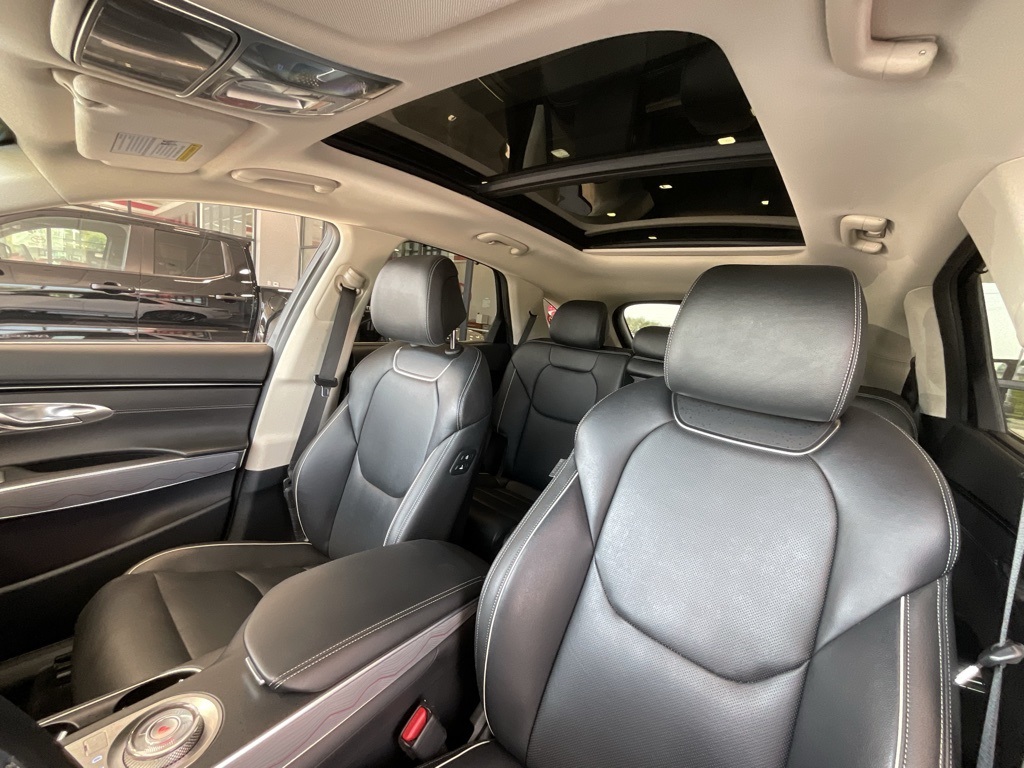2022 Genesis GV70 2.5T Image 13 of 27