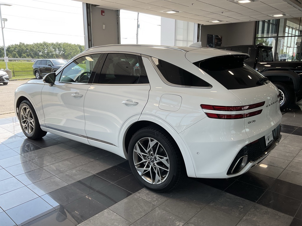 2022 Genesis GV70 2.5T Image 6 of 27
