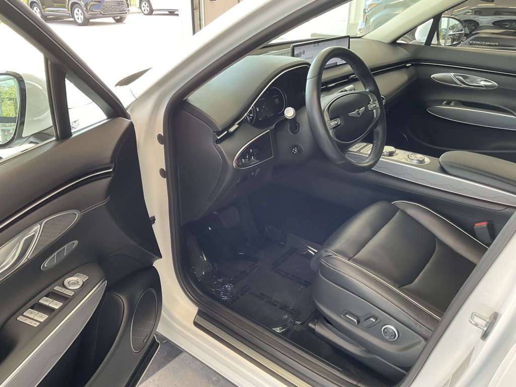 2022 Genesis GV70 2.5T Image 16 of 27