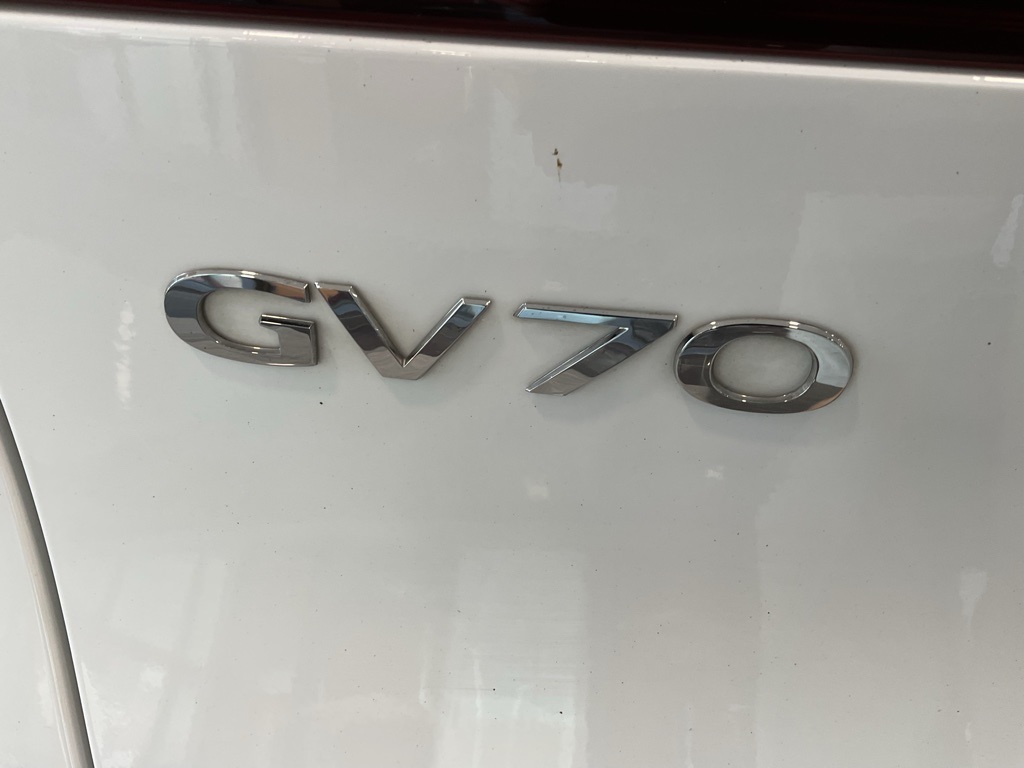 2022 Genesis GV70 2.5T Image 22 of 27