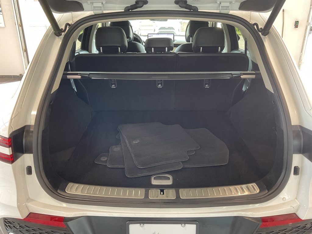 2022 Genesis GV70 2.5T Image 9 of 27