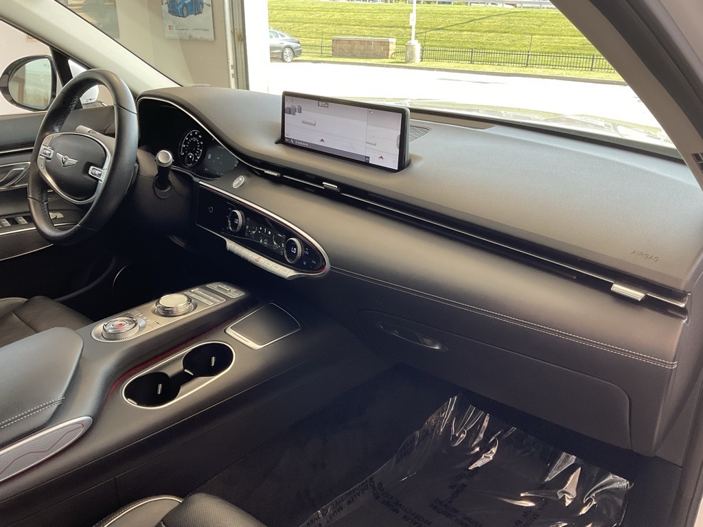 2022 Genesis GV70 2.5T Image 15 of 27