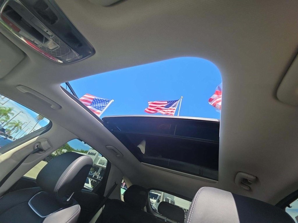 Vehicle image 8 of 9