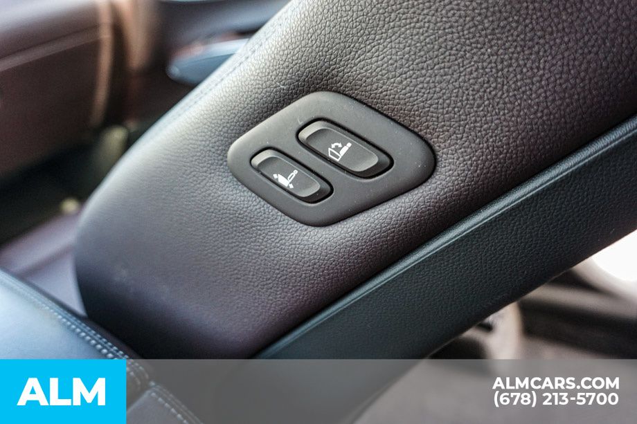 Vehicle image 25 of 60