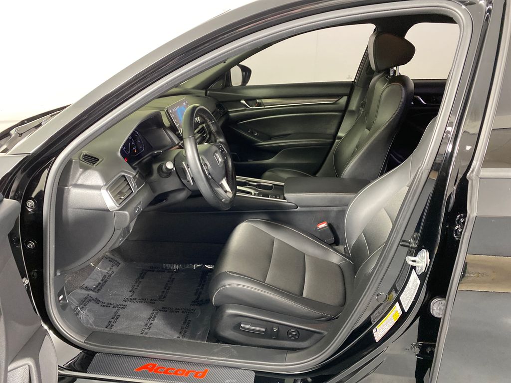 Vehicle image 22 of 26