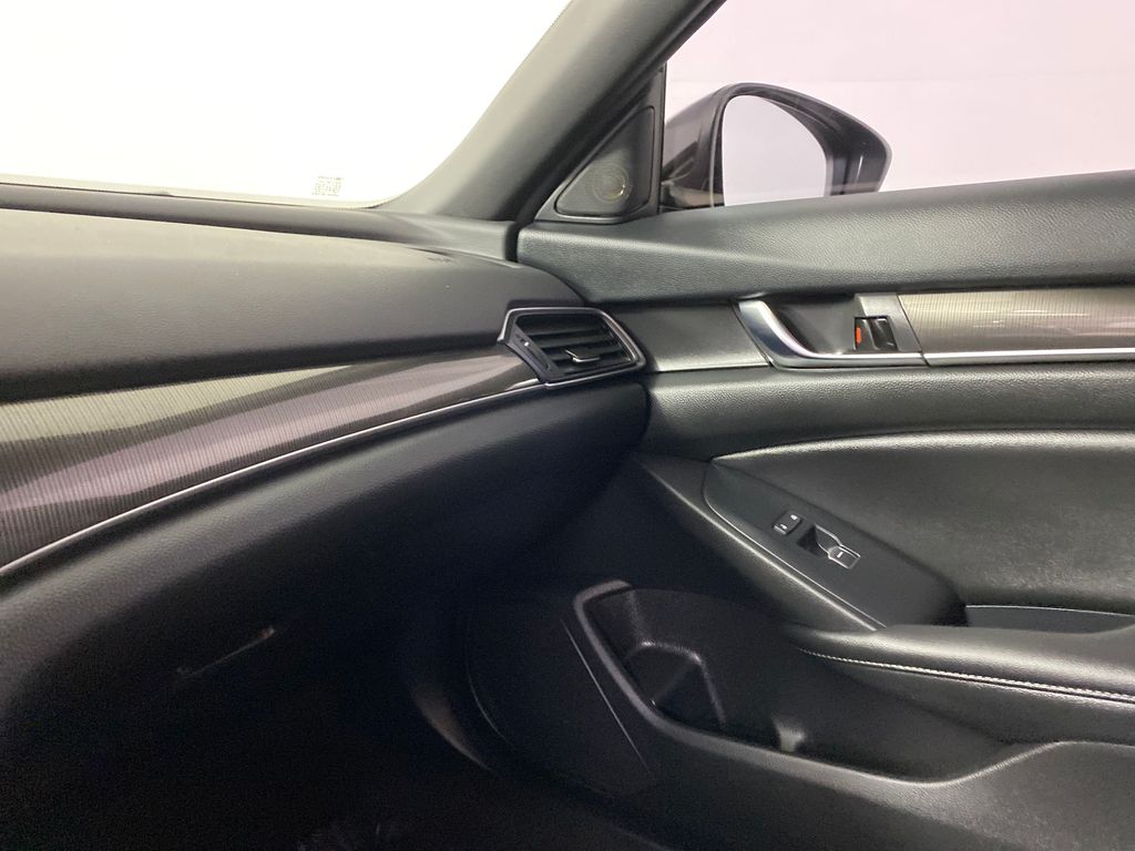 Vehicle image 11 of 26