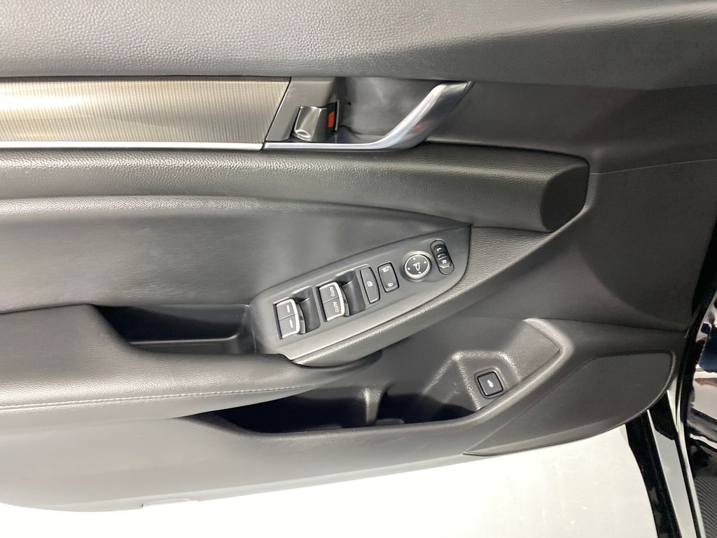 Vehicle image 17 of 26
