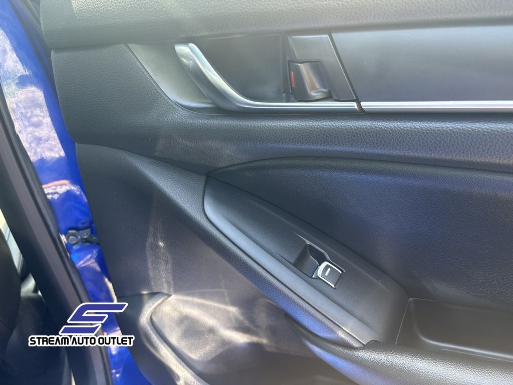 Vehicle image 25 of 29