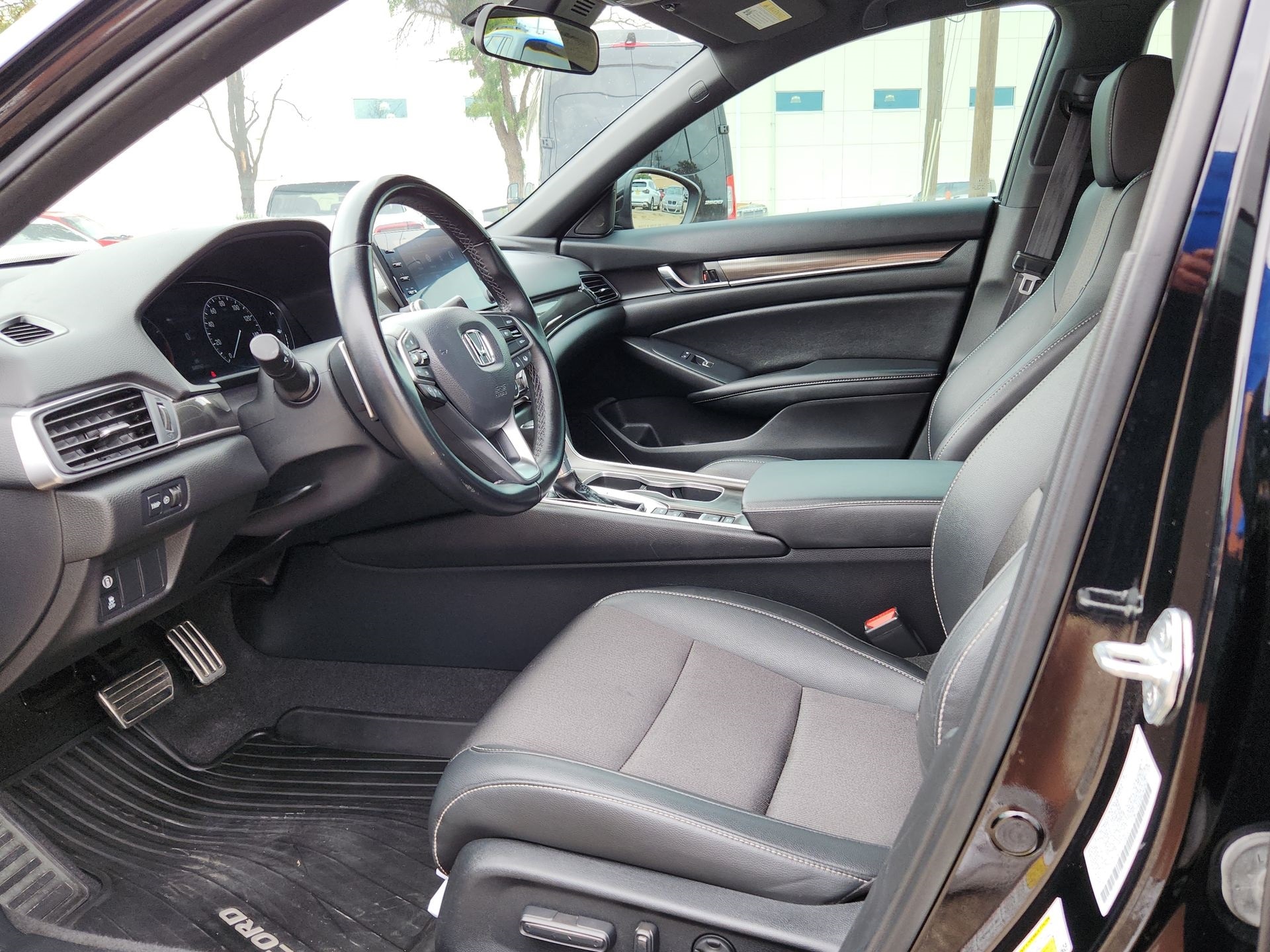 Vehicle image 14 of 22