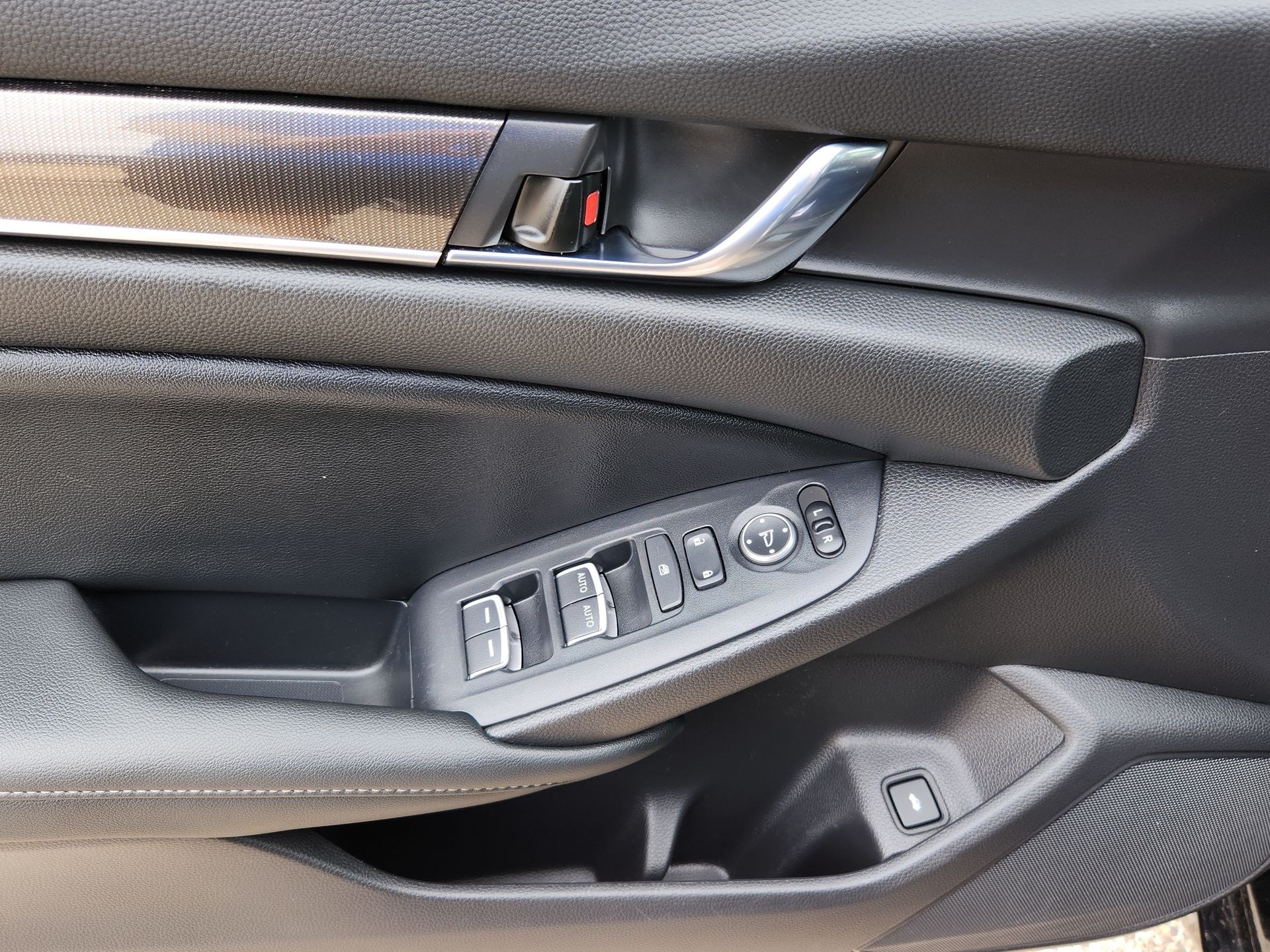 Vehicle image 19 of 22