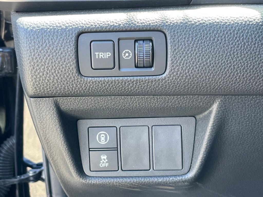 Vehicle image 25 of 30