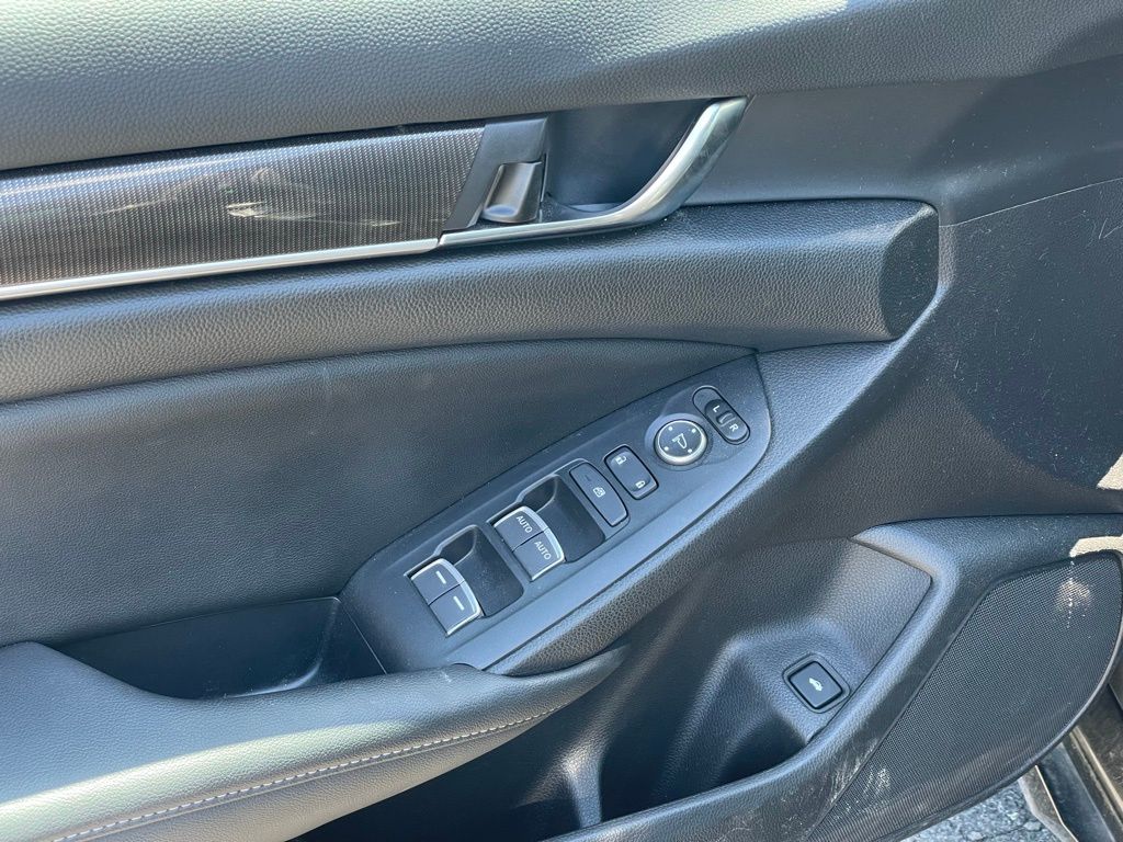 Vehicle image 17 of 30