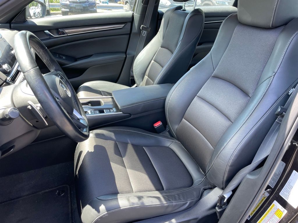 Vehicle image 7 of 30