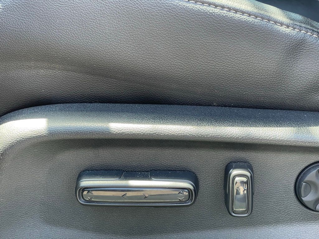 Vehicle image 21 of 30