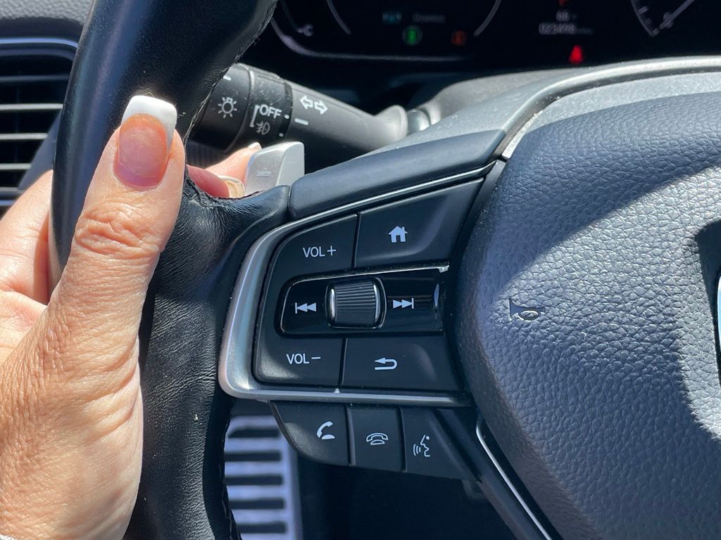 Vehicle image 24 of 30