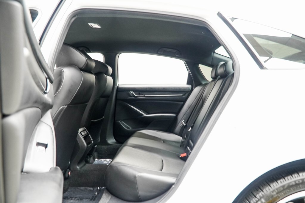 Vehicle image 32 of 35