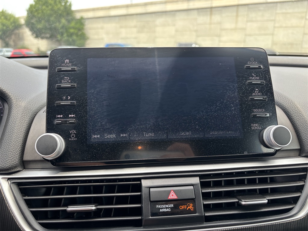 Vehicle image 21 of 31
