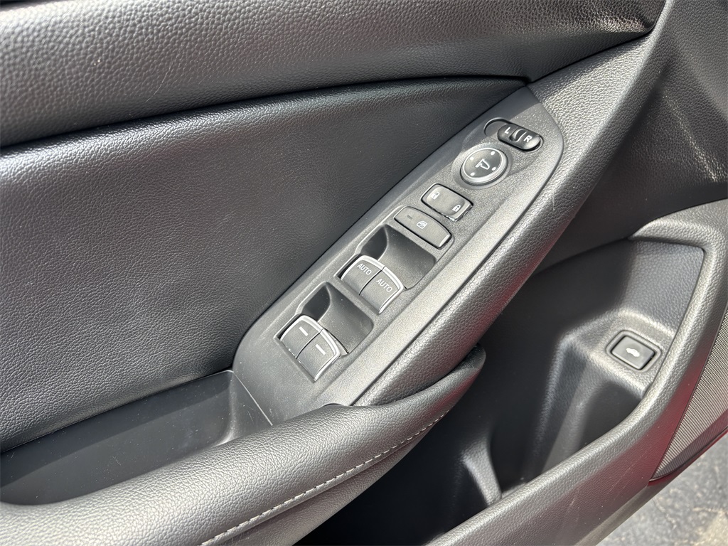 Vehicle image 25 of 31