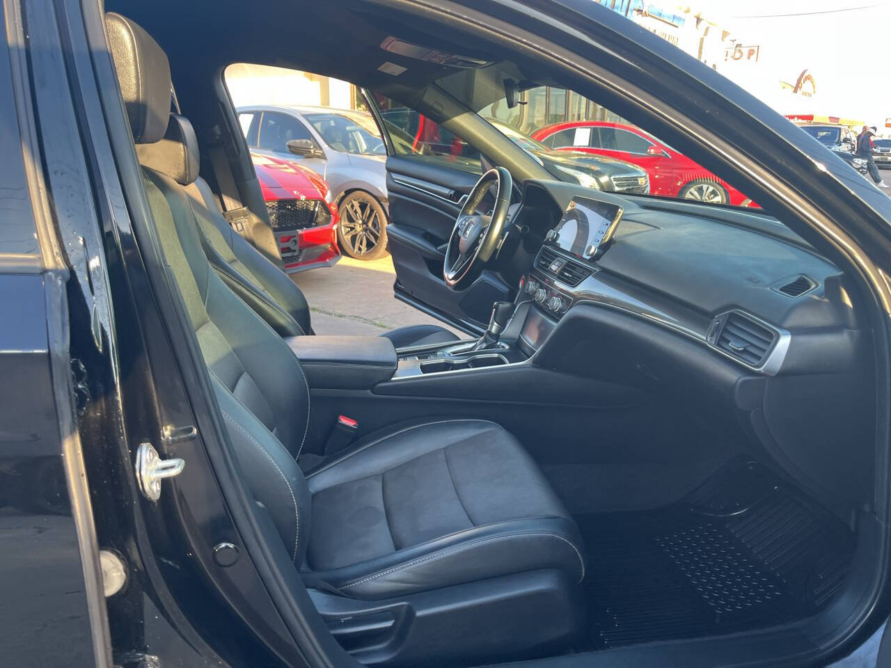 Vehicle image 17 of 20