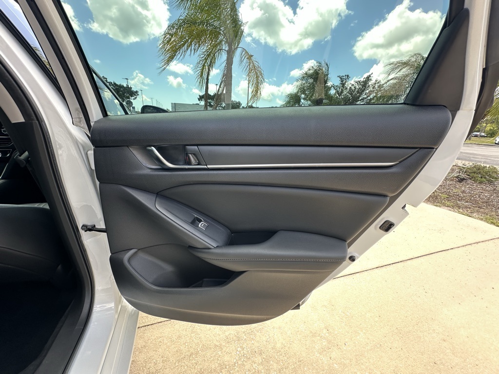 Vehicle image 23 of 32