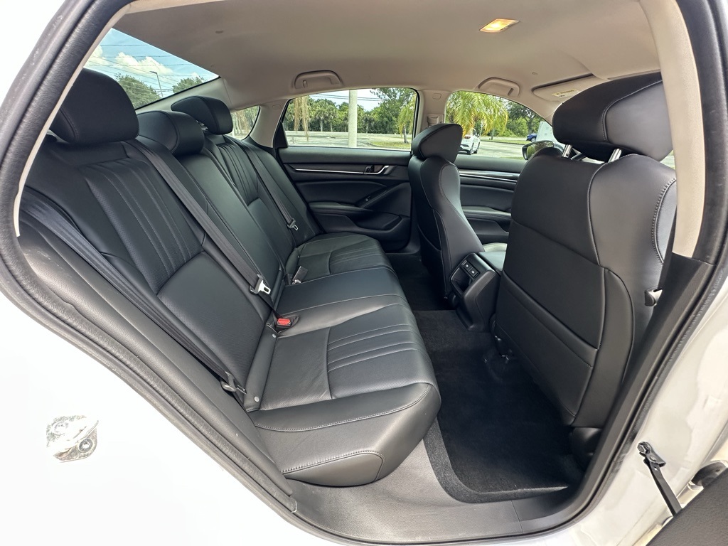 Vehicle image 9 of 32