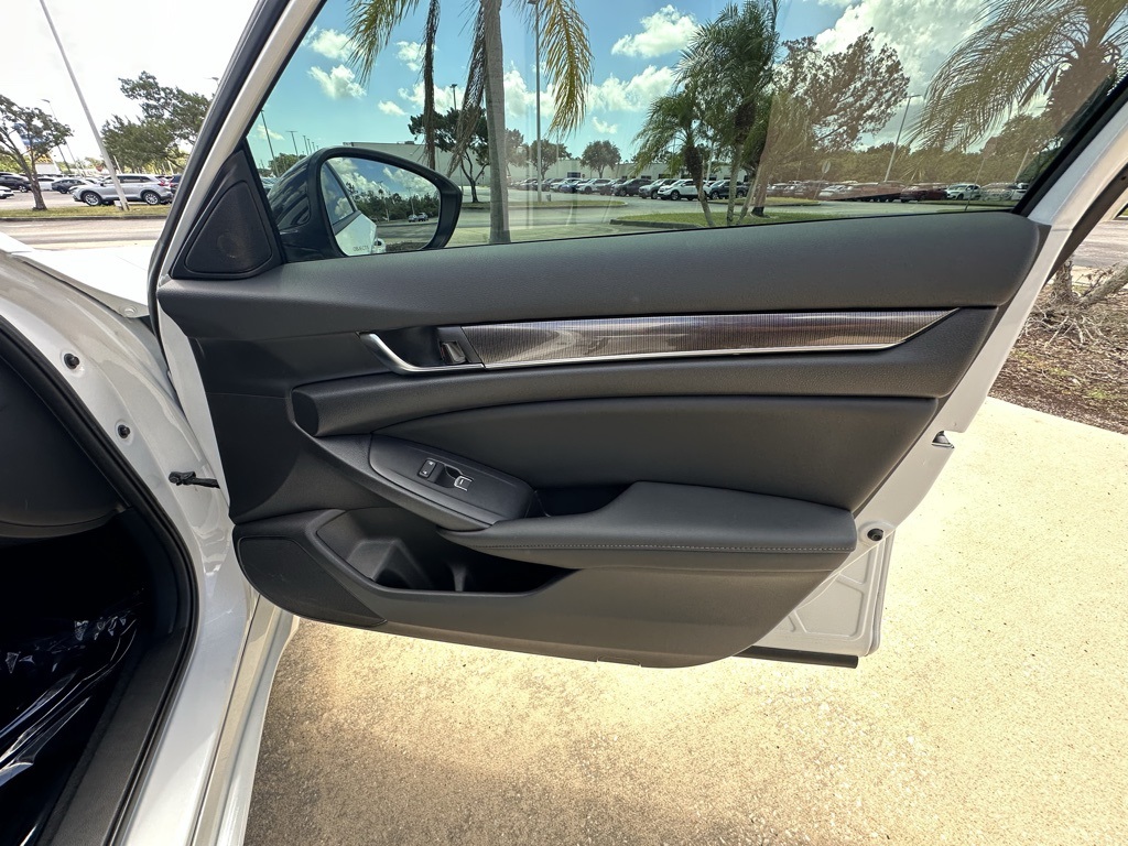 Vehicle image 30 of 32