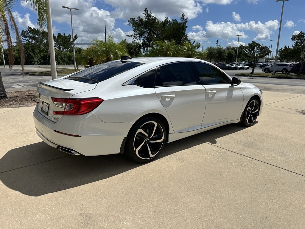 Vehicle image 4 of 32
