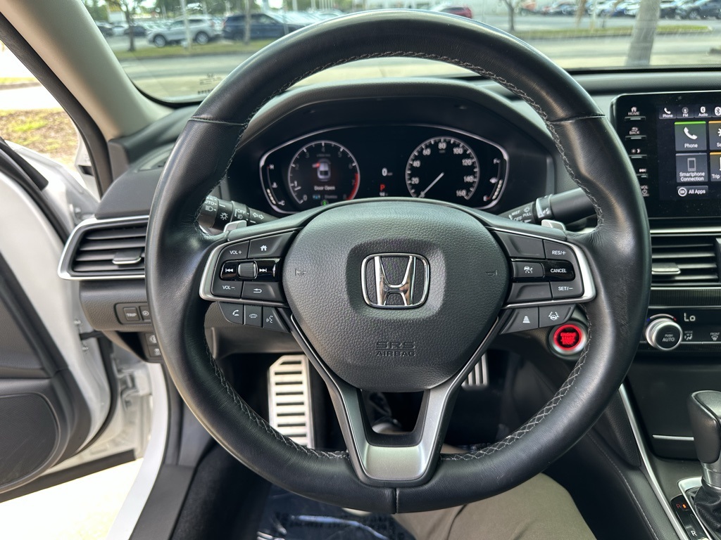 Vehicle image 26 of 32