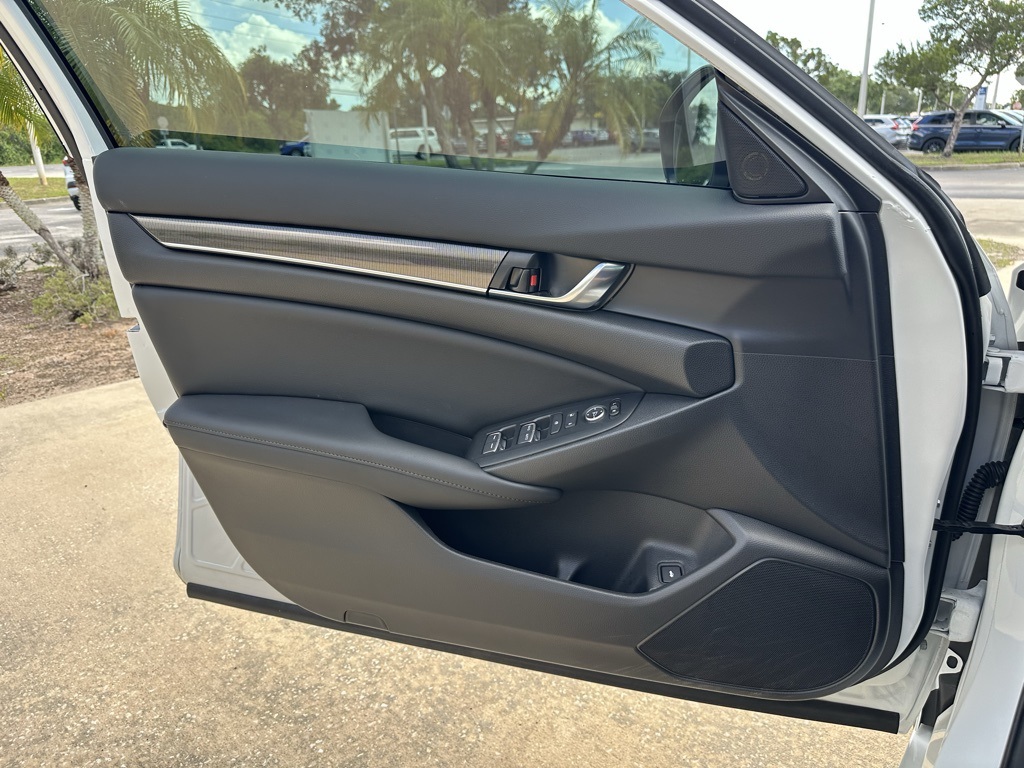 Vehicle image 22 of 32