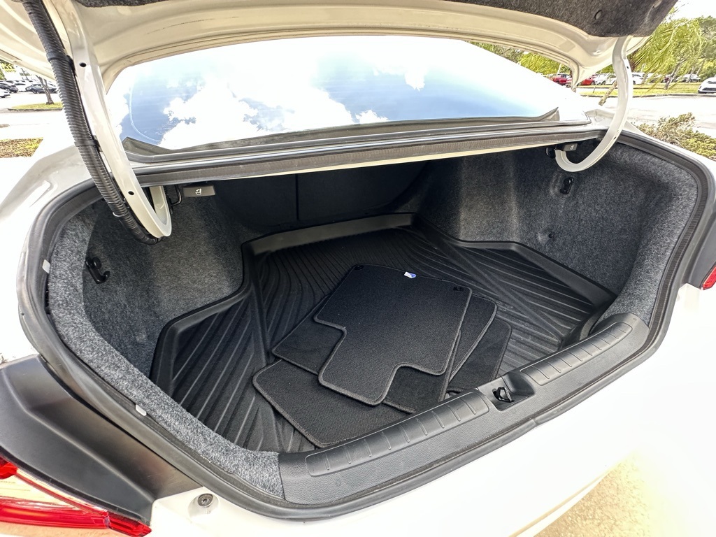 Vehicle image 7 of 32