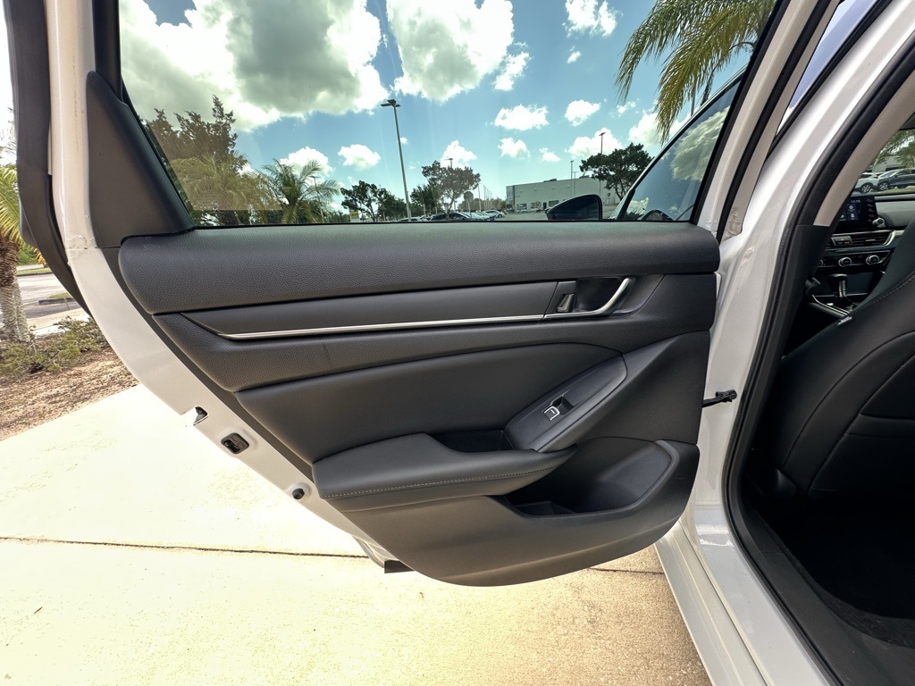 Vehicle image 24 of 32