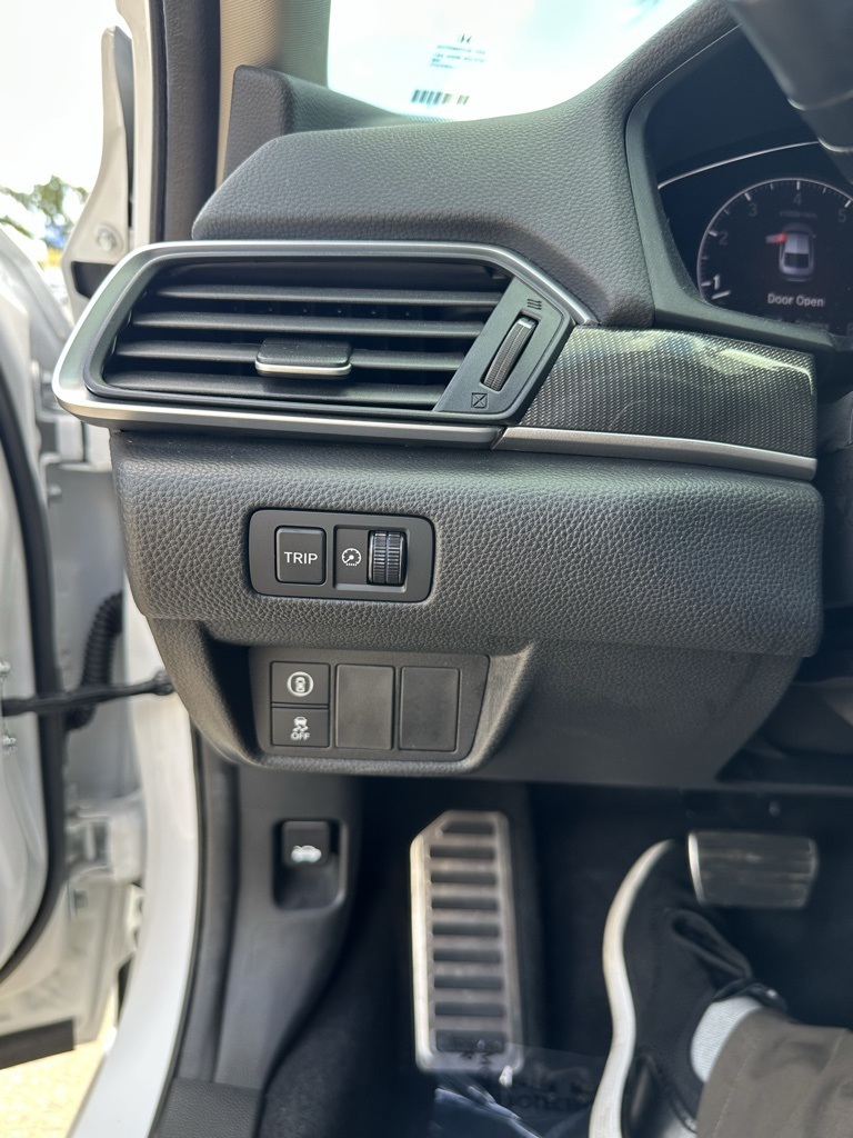 Vehicle image 27 of 32