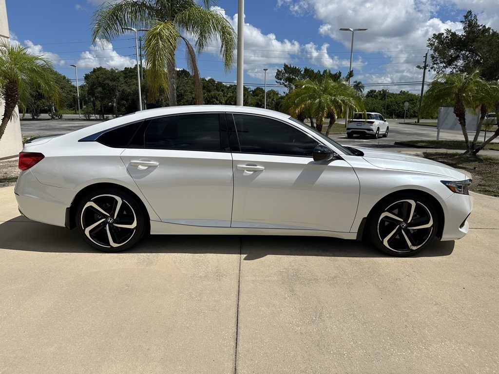 Vehicle image 3 of 32