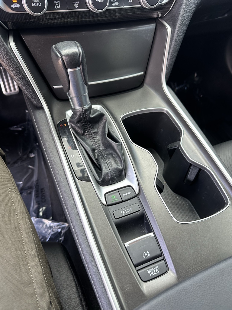 Vehicle image 21 of 32