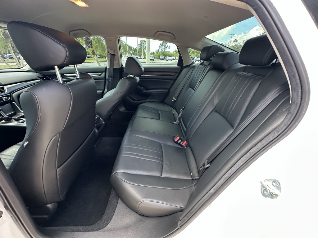 Vehicle image 8 of 32