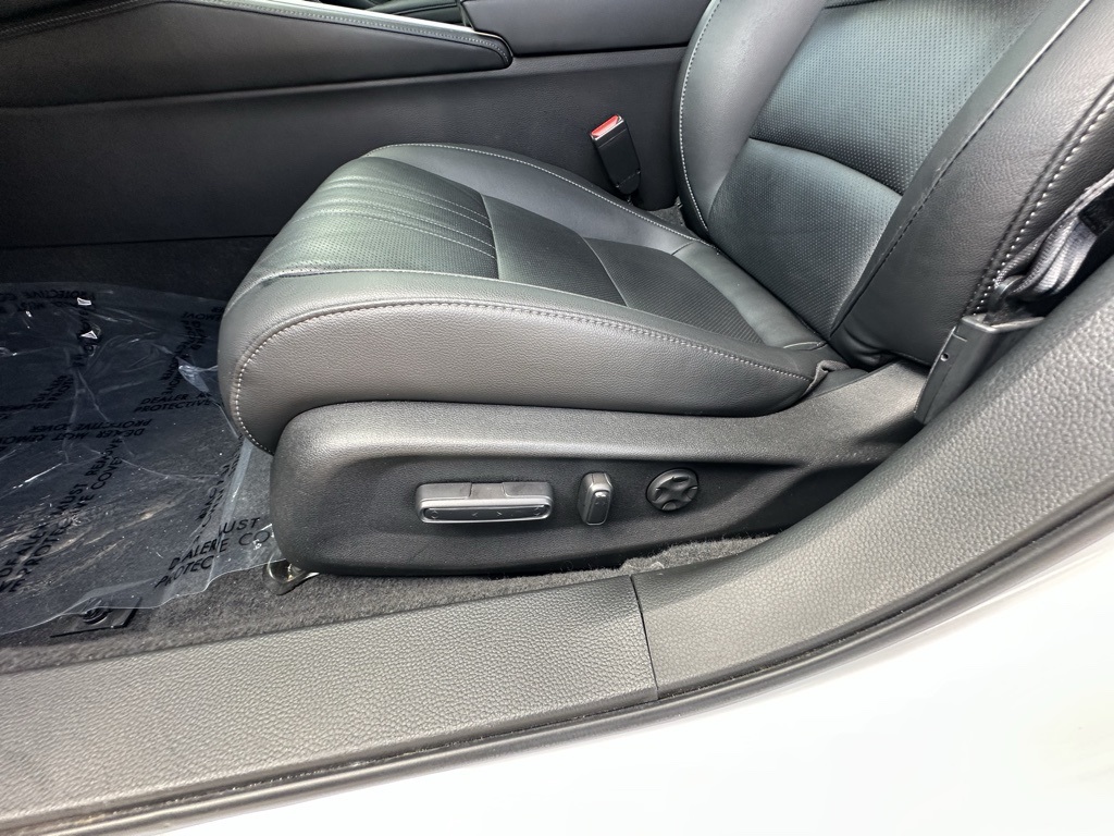 Vehicle image 25 of 32
