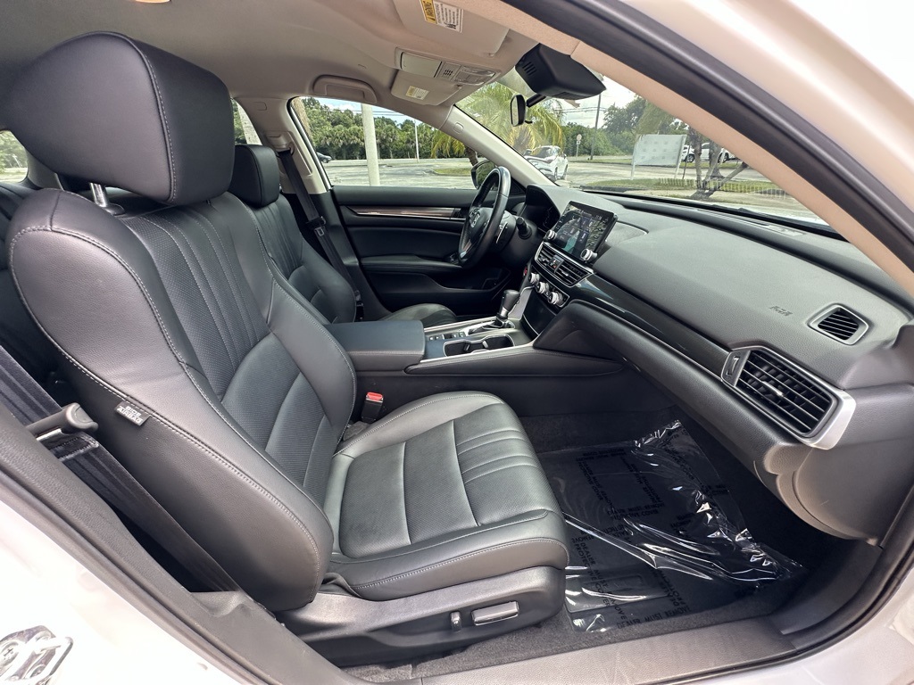 Vehicle image 10 of 32