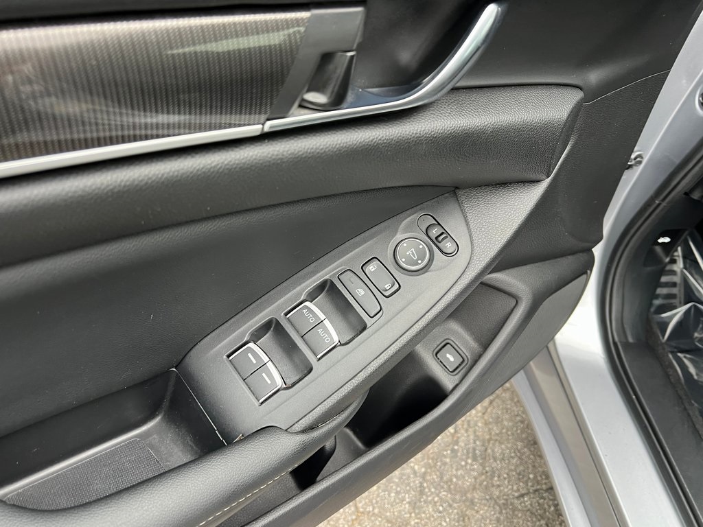 Vehicle image 18 of 29