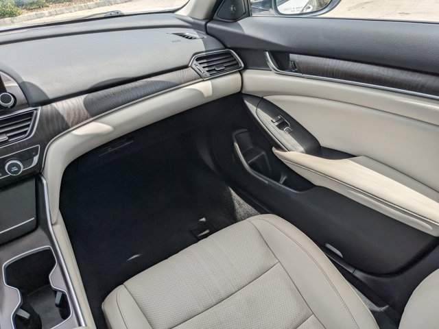 Vehicle image 21 of 36
