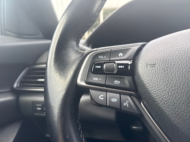 Vehicle image 17 of 33