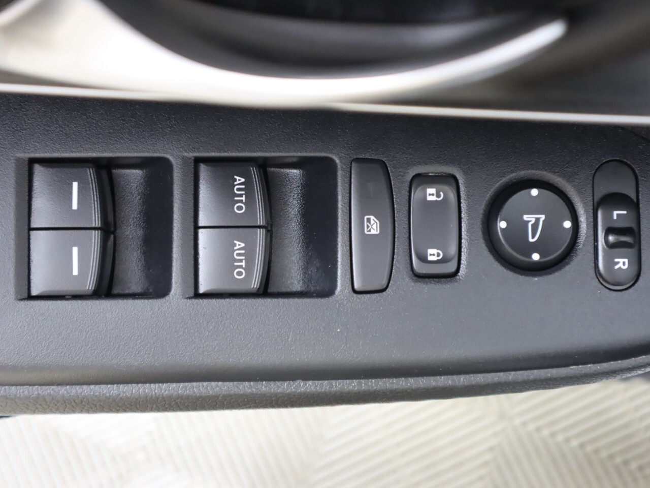 Vehicle image 27 of 49