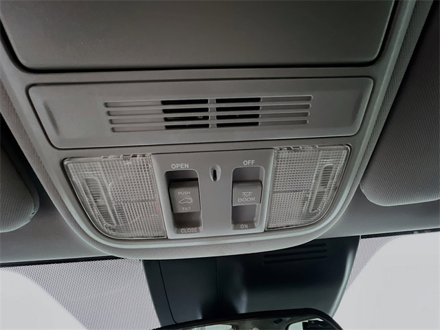 Vehicle image 18 of 32