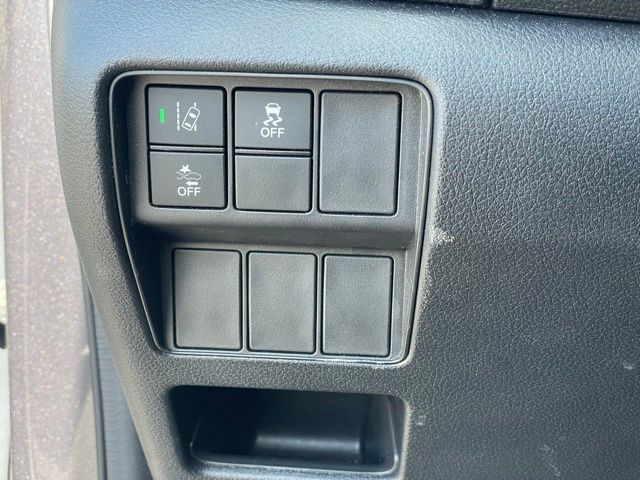 Vehicle image 21 of 28