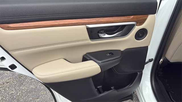 Vehicle image 25 of 34