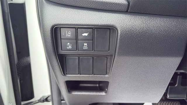 Vehicle image 17 of 34