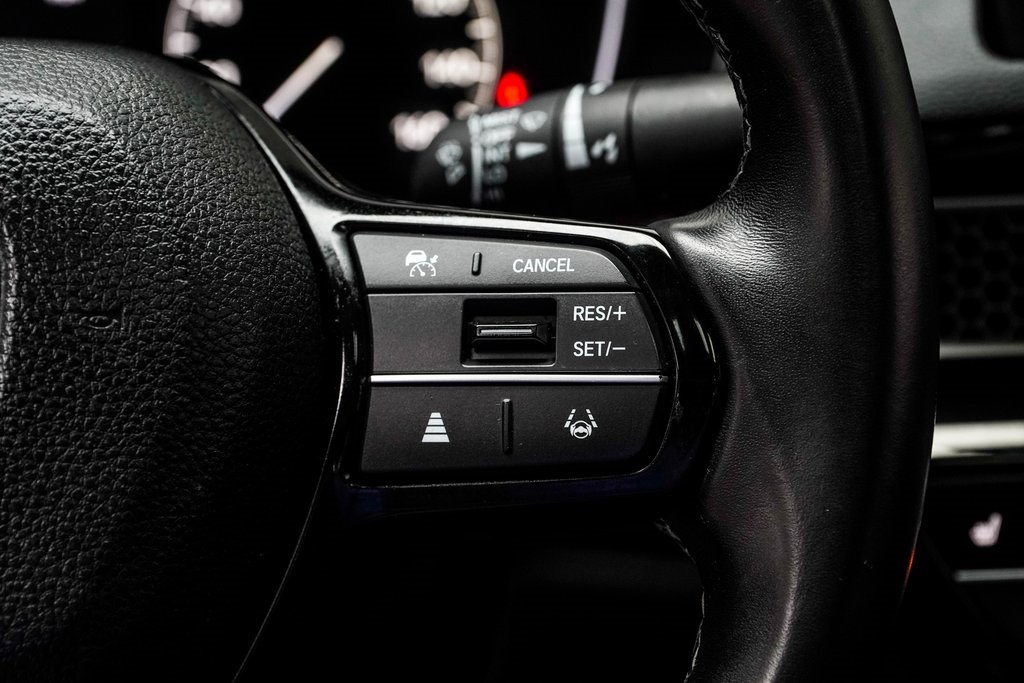 Vehicle image 21 of 35