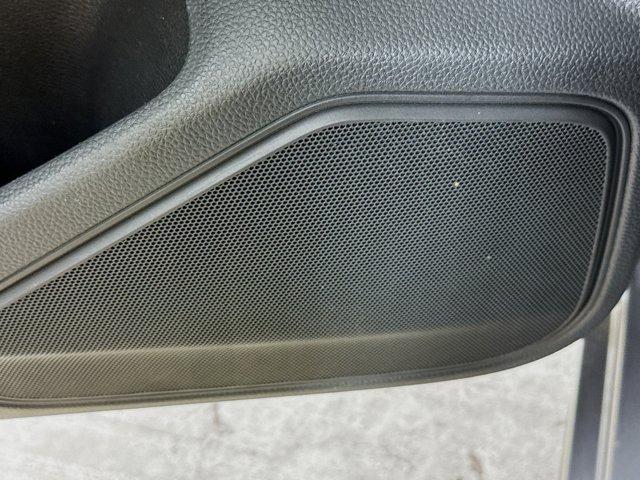 Vehicle image 27 of 33