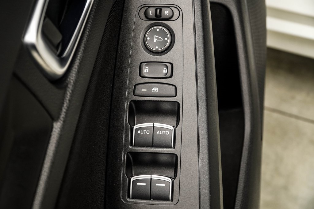 Vehicle image 32 of 39