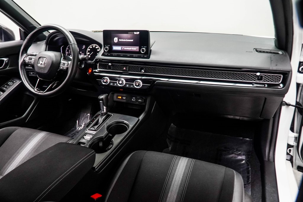 Vehicle image 16 of 39