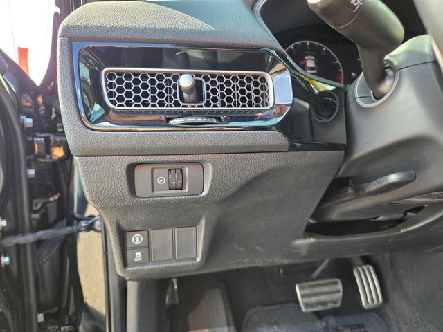 Vehicle image 16 of 44